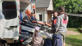 Ein Kind wird auf einer Transportliege aus einem Rettungswagen herausgeschoben.